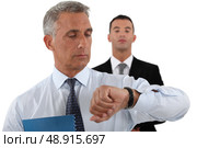 Businessman checking his watch. Стоковое фото, агентство Ingram Publishing / Фотобанк Лори