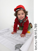 Young child pretending to be a construction worker. Стоковое фото, агентство Ingram Publishing / Фотобанк Лори