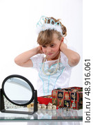 Young girl playing dress-up. Стоковое фото, агентство Ingram Publishing / Фотобанк Лори