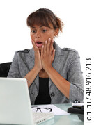 Shocked woman looking at computer screen. Стоковое фото, агентство Ingram Publishing / Фотобанк Лори