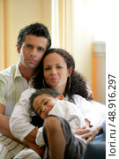 Portrait of a family cuddling. Стоковое фото, агентство Ingram Publishing / Фотобанк Лори