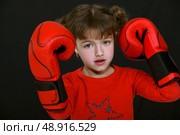 Little girl wearing boxing gloves. Стоковое фото, агентство Ingram Publishing / Фотобанк Лори