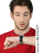 Man looking at the time. Стоковое фото, агентство Ingram Publishing / Фотобанк Лори