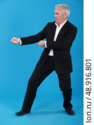 Businessman tugging invisible rope. Стоковое фото, агентство Ingram Publishing / Фотобанк Лори