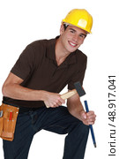 Man hitting chisel with hammer. Стоковое фото, агентство Ingram Publishing / Фотобанк Лори