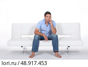handsome bloke sitting on sofa. Стоковое фото, агентство Ingram Publishing / Фотобанк Лори