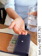 Person taking medication. Стоковое фото, агентство Ingram Publishing / Фотобанк Лори