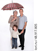Grandparents posing with their grandchild. Стоковое фото, агентство Ingram Publishing / Фотобанк Лори