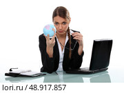 Office worker holding globe. Стоковое фото, агентство Ingram Publishing / Фотобанк Лори