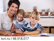 Parents with young children. Стоковое фото, агентство Ingram Publishing / Фотобанк Лори