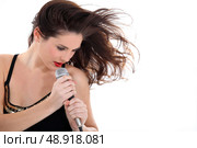 Brunette woman singing. Стоковое фото, агентство Ingram Publishing / Фотобанк Лори