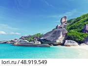 Hin Rue Bai landmark ,Similan Island , PhangNga Province Thailand. Стоковое фото, агентство Ingram Publishing / Фотобанк Лори
