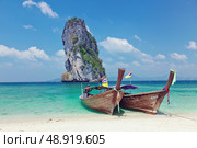 Fishing thai boat and landmark at Poda island, Krabi Province, Andaman Sea, South of Thailand. Стоковое фото, агентство Ingram Publishing / Фотобанк Лори
