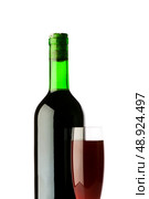 Bottle and wine glass on reflective background. Стоковое фото, агентство Ingram Publishing / Фотобанк Лори