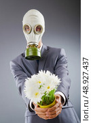 Businessman with gas mask and flowers. Стоковое фото, агентство Ingram Publishing / Фотобанк Лори