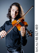 Violin player playing the intstrument. Стоковое фото, агентство Ingram Publishing / Фотобанк Лори