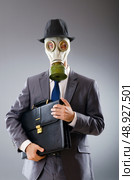 Businessman wearing gas mask. Стоковое фото, агентство Ingram Publishing / Фотобанк Лори