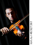 Violin player playing the intstrument. Стоковое фото, агентство Ingram Publishing / Фотобанк Лори