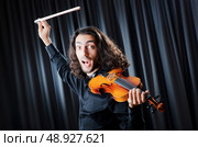 Violin player playing the intstrument. Стоковое фото, агентство Ingram Publishing / Фотобанк Лори