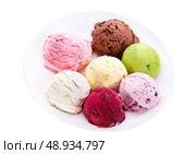 plate of various scoops of ice cream isolated on white background. Стоковое фото, агентство Ingram Publishing / Фотобанк Лори