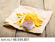 french fries with ketchup on wooden table. Стоковое фото, агентство Ingram Publishing / Фотобанк Лори