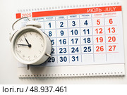 Календарь на июль с будильником. Список дел на июль. Календарь на июль на белом фоне. July calendar with alarm clock. July to-do list. July calendar on white background.Календарь на июль 2025. Стоковое фото, фотограф Ольга Митряева / Фотобанк Лори