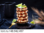 Кокосовые вафли, выложенные стопкой, украшены лаймом, киви и медом. Стоковое фото, фотограф Ekaterina Smirnova / Фотобанк Лори