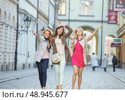 Cheerful young ladies during the walk. Стоковое фото, агентство Ingram Publishing / Фотобанк Лори