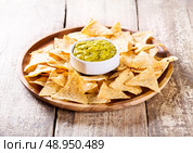 plate of nachos with guacamole. Стоковое фото, агентство Ingram Publishing / Фотобанк Лори