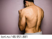 Athletic young man facing a wall. Стоковое фото, агентство Ingram Publishing / Фотобанк Лори