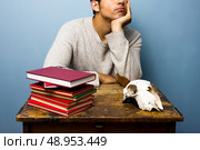 Man with books and animal skull. Стоковое фото, агентство Ingram Publishing / Фотобанк Лори