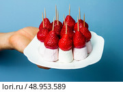 plate of marshmallows . Стоковое фото, агентство Ingram Publishing / Фотобанк Лори