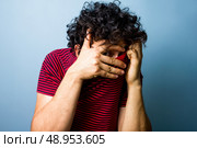 Young man doesn’t dare to look. Стоковое фото, агентство Ingram Publishing / Фотобанк Лори