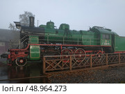 Старый паровоз Су-250-74 на станции Сортавала туманным октябрьским утром. Редакционное фото, фотограф Виктор Карасев / Фотобанк Лори