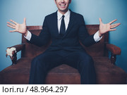 Happy young businessman on sofa. Стоковое фото, агентство Ingram Publishing / Фотобанк Лори