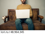 Young man working on laptop. Стоковое фото, агентство Ingram Publishing / Фотобанк Лори