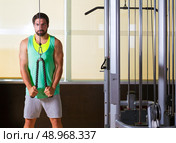 Triceps pressdown high pulley workout man at gym exercise. Стоковое фото, агентство Ingram Publishing / Фотобанк Лори