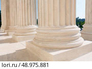 Supreme Court of United states columns row in Washington DC. Стоковое фото, агентство Ingram Publishing / Фотобанк Лори