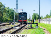 Осташков Тверская область Россия-25.08.2024. РЕТРОПОЕЗД «СЕЛИГЕР» БОЛОГОЕ – ОСТАШКОВ на паровой тяге. Тендер паровоза заправляют водой из гидроколонки через "хобот" и заправочный люк на железнодорожной станции Осташков. Ostashkov Tver region, Russia-08/25/2024. RETROPOEZD "SELIGER" BOLOGOE – OSTASHKOV on steam traction. The locomotive's tender is filled with water from a hydraulic column through a "trunk" and a filling hatch at the Ostashkov railway station. Редакционное фото, фотограф Мария / Фотобанк Лори