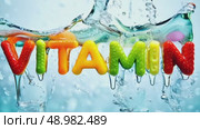 Яркие фруктовые буквы VITAMIN на фоне воды. Стоковое AI-видео, аниматор Olga Dmitrieva / Фотобанк Лори