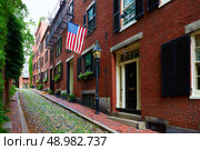 Acorn street Beacon Hill cobblestone Boston in Massachusetts USA. Стоковое фото, агентство Ingram Publishing / Фотобанк Лори