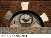 the pigeon over the door in san babila in milan. Стоковое фото, агентство Ingram Publishing / Фотобанк Лори