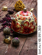 the teapot in the background of elite sorts of tea.the image is tinted in vintage style. Стоковое фото, агентство Ingram Publishing / Фотобанк Лори