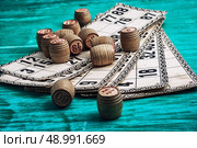 traditional legacy of the ancient Board game Lotto on wooden background. Стоковое фото, агентство Ingram Publishing / Фотобанк Лори