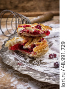 sponge cake and Christmas characters to the new year holiday. Стоковое фото, агентство Ingram Publishing / Фотобанк Лори