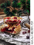 sponge cake and Christmas characters to the new year holiday. Стоковое фото, агентство Ingram Publishing / Фотобанк Лори