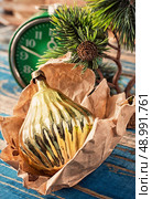 preparing decorations for new year holidays. Стоковое фото, агентство Ingram Publishing / Фотобанк Лори