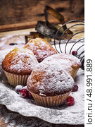 sponge cake and Christmas characters to the new year holiday. Стоковое фото, агентство Ingram Publishing / Фотобанк Лори