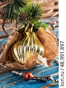 preparing decorations for new year holidays. Стоковое фото, агентство Ingram Publishing / Фотобанк Лори