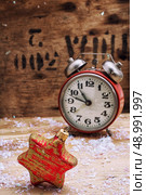 Christmas decoration clock and toys in vintage style. Стоковое фото, агентство Ingram Publishing / Фотобанк Лори